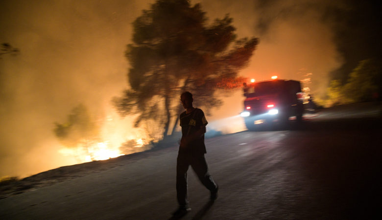 Νύχτα θρίλερ στην Εύβοια – Ξεπέρασαν τα 20 μέτρα οι φλόγες