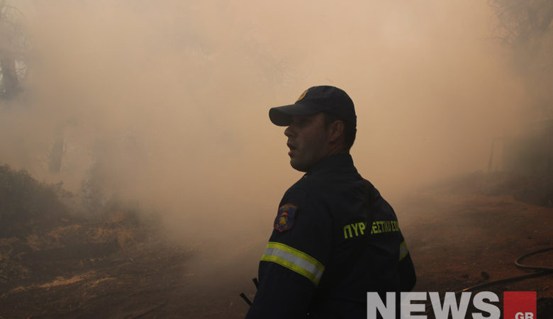 «Μάχη» της Πυροσβεστικής να κόψει τη πορεία της φωτιάς προς το χωριό Πλατάνα