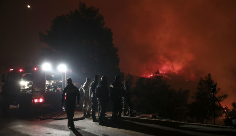 Δεύτερη δραματική νύχτα στην Εύβοια – «Μάχη» με τις φλόγες συνεχίζουν να δίνουν οι Πυροσβέστες