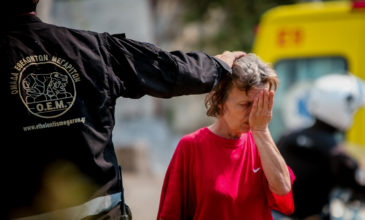 Η συγκινητική φωτογραφία με τον εθελοντή πυροσβέστη που δίνει κουράγιο σε κάτοικο της Εύβοιας