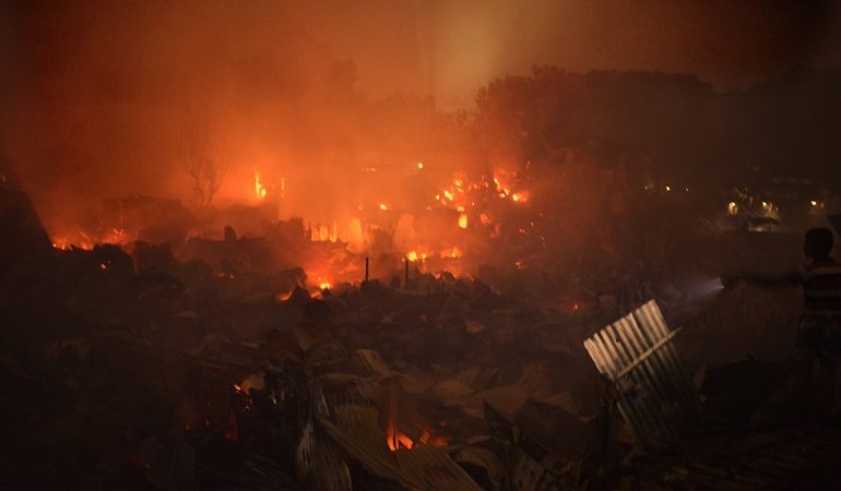 Τουλάχιστον 10.000 άνθρωποι έμειναν άστεγοι έπειτα από πυρκαγιά σε παραγκούπολη
