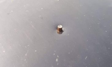 Βρήκαν σφαίρα από μπαλωθιά καρφωμένη σε αυτοκίνητο
