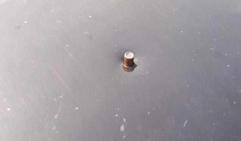 Βρήκαν σφαίρα από μπαλωθιά καρφωμένη σε αυτοκίνητο