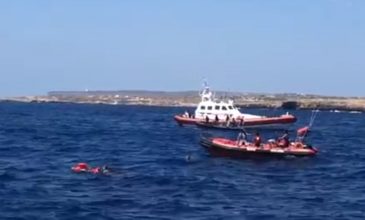 Απελπισμένοι μετανάστες στο πλοίο «Open Arms» πέφτουν στη θάλασσα