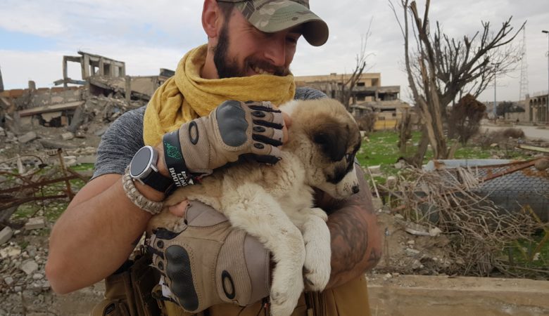 Βρετανός έσωσε κουτάβι από τα συντρίμμια στη Συρία, το έφερε στη χώρα του και έκανε τη ζωή τους βιβλίο