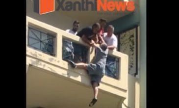 Δραματική διάσωση άνδρα που κρεμόταν από μπαλκόνι