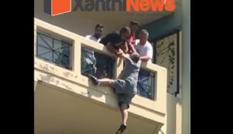Δραματική διάσωση άνδρα που κρεμόταν από μπαλκόνι