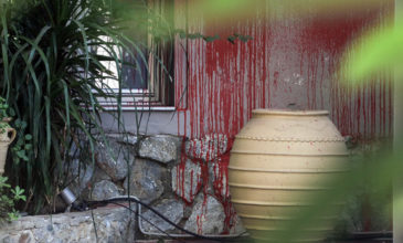 Φωτογραφίες από την επίθεση του «Ρουβίκωνα» σε εστιατόριο γνωστού σεφ