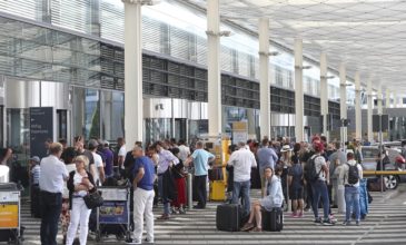 Eκκενώθηκε το αεροδρόμιο του Μονάχου, πάνω από εκατό πτήσεις ματαιώθηκαν