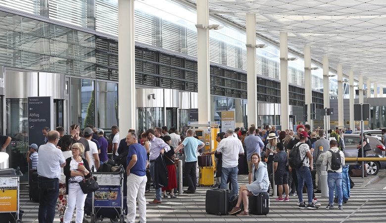Eκκενώθηκε το αεροδρόμιο του Μονάχου, πάνω από εκατό πτήσεις ματαιώθηκαν