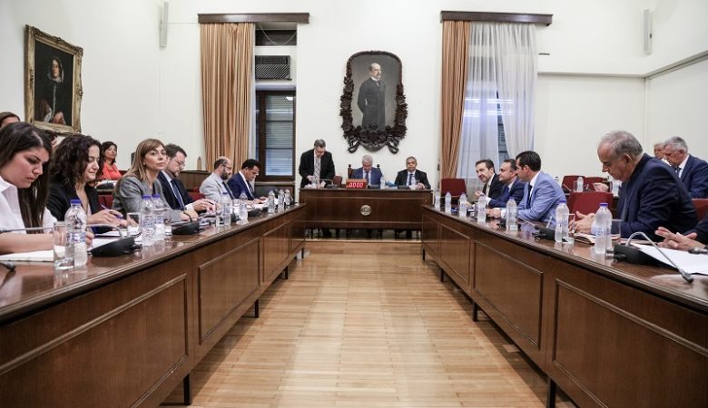 Νέα σύγκρουση ΝΔ-ΣΥΡΙΖΑ στη Βουλή για την Επιτροπή Ανταγωνισμού