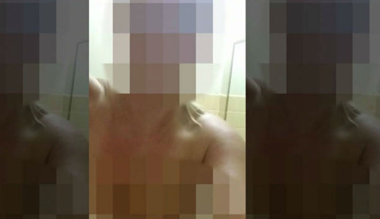 Σχολική φύλακας χαϊδευόταν γυμνή και τραβούσε πρόστυχο βίντεο ενώ δούλευε