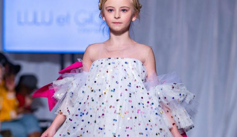 Εννιάχρονη που έχει υποβληθεί σε διπλό ακρωτηριασμό στην Εβδομάδα Μόδας της Νέας Υόρκης