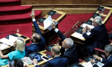 «Οι βουλευτές του ΣΥΡΙΖΑ προτίμησαν τις παραλίες αντί της ψηφοφορίας στη Βουλή»