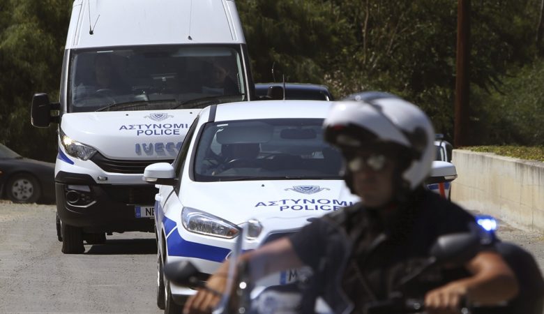 Κύπρος: Δέχθηκε δύο πυροβολισμούς στο πρόσωπο ενώ βρισκόταν μέσα στο αυτοκίνητό του