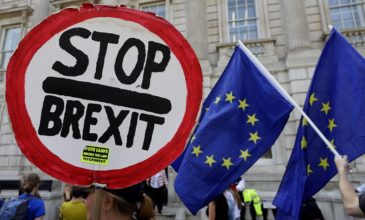Στους δρόμους χιλιάδες Βρετανοί κατά του «λουκέτου» στο Κοινοβούλιο