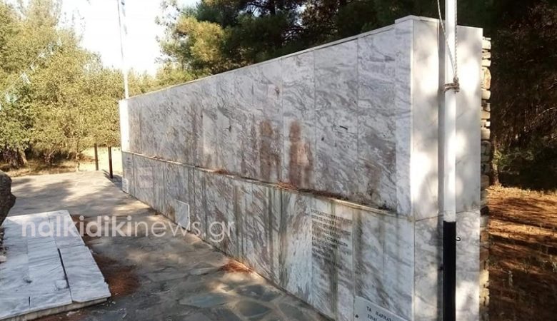 Βέβηλοι ξήλωσαν το χάλκινο μνημείο του Καπετάν Χάψα στη Χαλκιδική