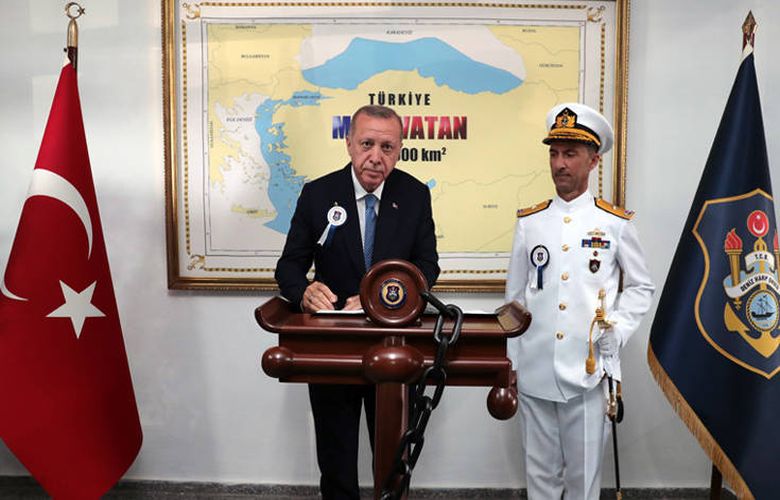 Νέα πρόκληση Ερντογάν: Ποζάρει μπροστά σε χάρτη με τον οποίο «ζητά» το μισό Αιγαίο