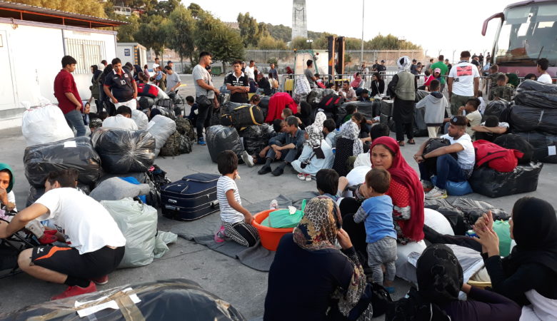 Ξεκίνησε η επιχείρηση μετακίνησης 1500 προσφύγων και μεταναστών στη Μυτιλήνη