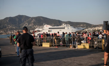 Μεταφέρουν 703 μετανάστες στον Πειραιά από την Λέσβο