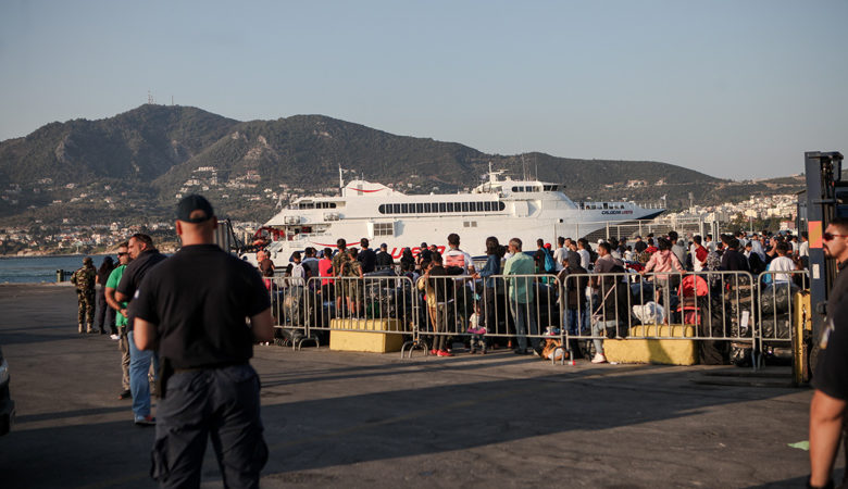 Μεταφέρουν 703 μετανάστες στον Πειραιά από την Λέσβο