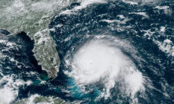 Η καταιγίδα Ντέμπι ενισχύεται σε τυφώνα κι απειλεί τη δυτική ακτή της Φλόριντα