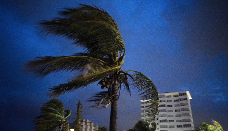 Σαρώνει τις Μπαχάμες ο κυκλώνας Ντόριαν