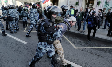 Τρία χρόνια φυλάκιση σε διαδηλωτή στη Ρωσία επειδή χτύπησε το κράνος αστυνομικού