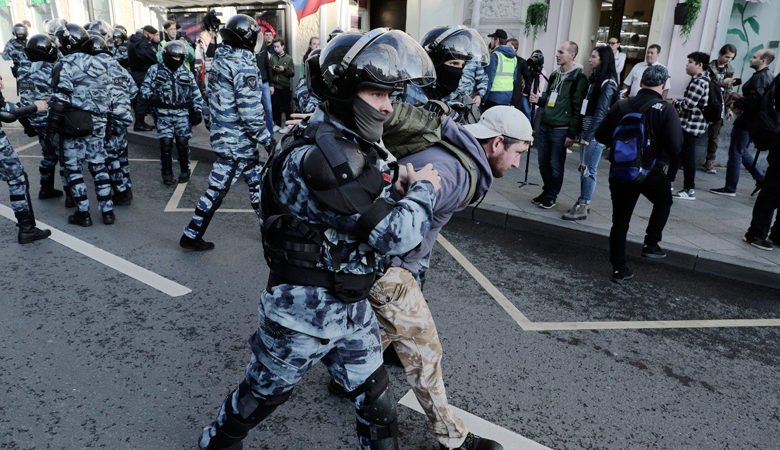 Τρία χρόνια φυλάκιση σε διαδηλωτή στη Ρωσία επειδή χτύπησε το κράνος αστυνομικού