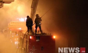 Εικόνες από την επιχείρηση της Πυροσβεστικής στο κέντρο της Αθήνας