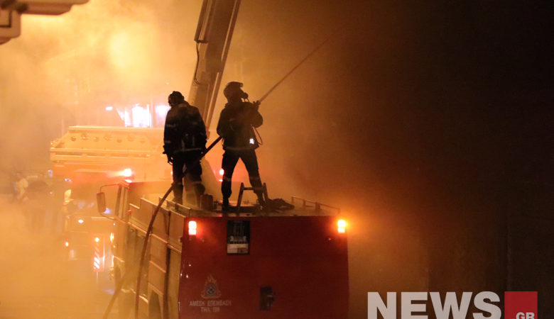 Εικόνες από την επιχείρηση της Πυροσβεστικής στο κέντρο της Αθήνας