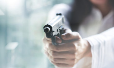 Ηράκλειο: «Τρελάθηκε» 75χρονος και πυροβόλησε εναντίον τριών νεαρών