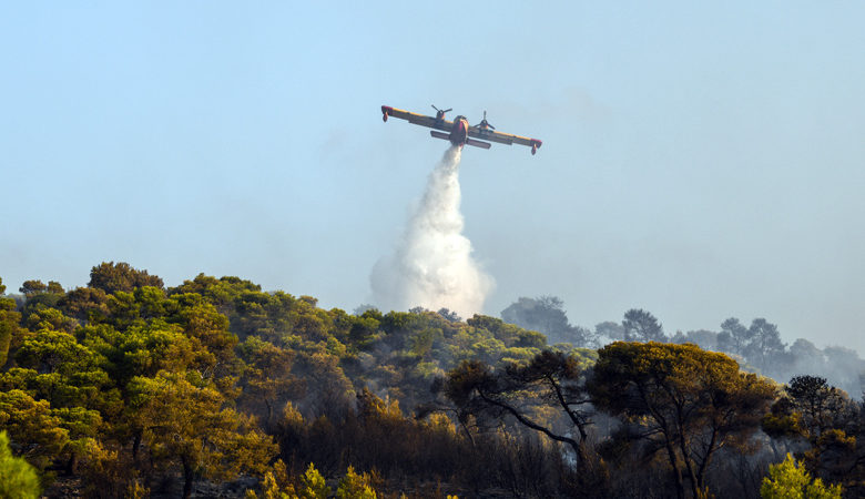 Αχαΐα: Σε εξέλιξη η φωτιά στην περιοχή Κυπαρίσσι – Καλύτερη εικόνα η πυρκαγιά στην Αιγιάλεια