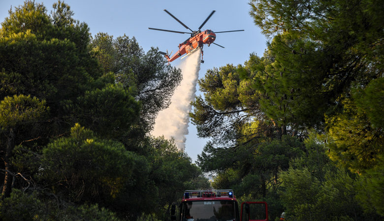 Φωτιά στο όρος Αιγάλεω – Επιχειρούν και δύο ελικόπτερα
