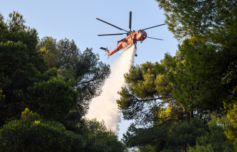 Μικροεστίες καίνε ακόμα σε δασική έκταση στην περιοχή Κερασιά στο Άγιο Όρος