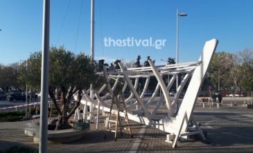 Απομακρύνεται το καραβάκι μπροστά από το δημαρχείο της Θεσσαλονίκης
