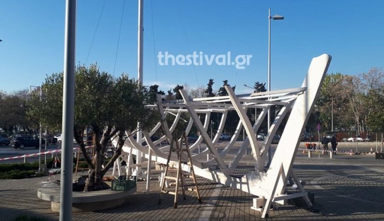 Απομακρύνεται το καραβάκι μπροστά από το δημαρχείο της Θεσσαλονίκης