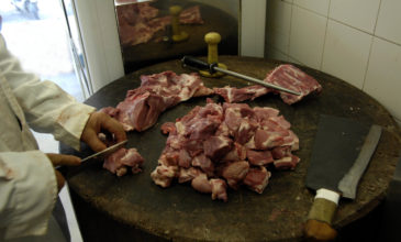 Κατασχέθηκαν 180 κιλά ακατάλληλο χοιρινό κρέας σε επιχείρηση του Πειραιά