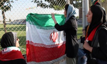 Υπέκυψε Ιρανή που αυτοπυρπολήθηκε επειδή μπήκε κρυφά σε γήπεδο και συνελήφθη