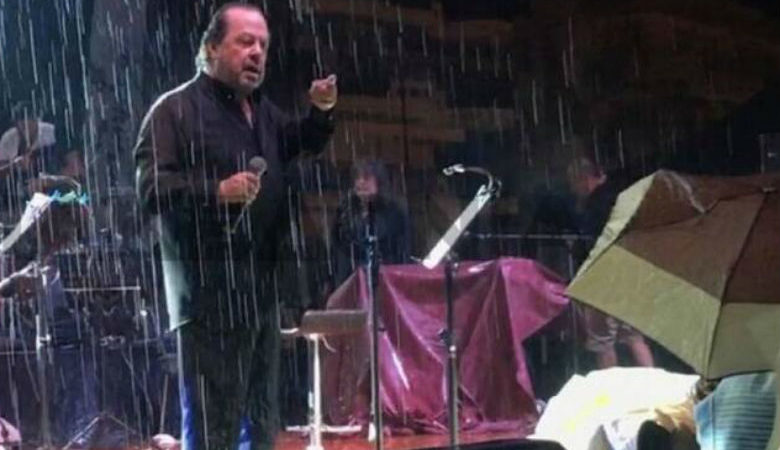 Γιάννης Πάριος: Έντονη λογομαχία με δήμαρχο σε συναυλία του