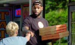 Ο ΛεΜπρον Τζέιμς παραδίδει πίτσες σε περαστικούς σε τηλεοπτική διαφήμιση