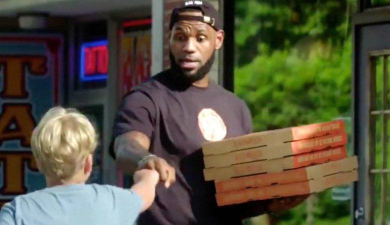 Ο ΛεΜπρον Τζέιμς παραδίδει πίτσες σε περαστικούς σε τηλεοπτική διαφήμιση