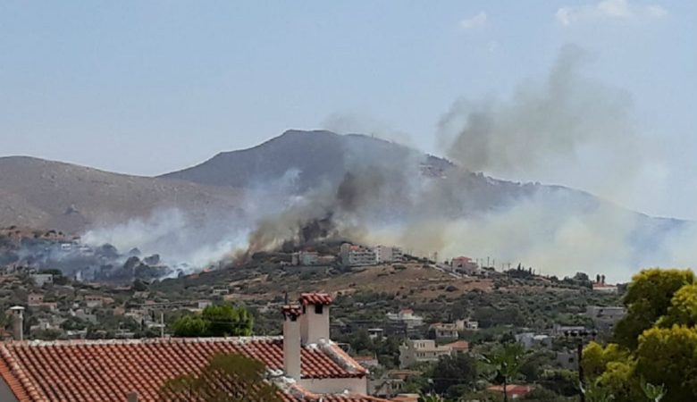 Οι πρώτες εικόνες από τη μεγάλη φωτιά που έχει ξεσπάσει στη Σαρωνίδα