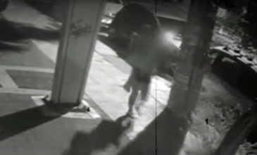 Βίντεο από κάμερα ασφαλείας: Η στιγμή που η 19χρονη μητέρα εγκαταλείπει το βρέφος της