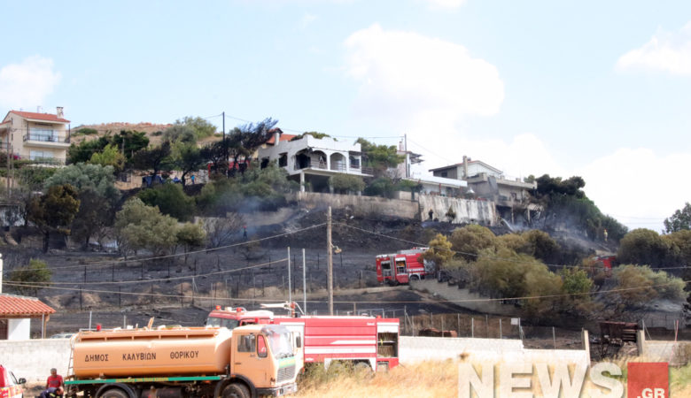 Σε ύφεση η φωτιά στη Σαρωνίδα – Εκκενώθηκαν κατοικίες