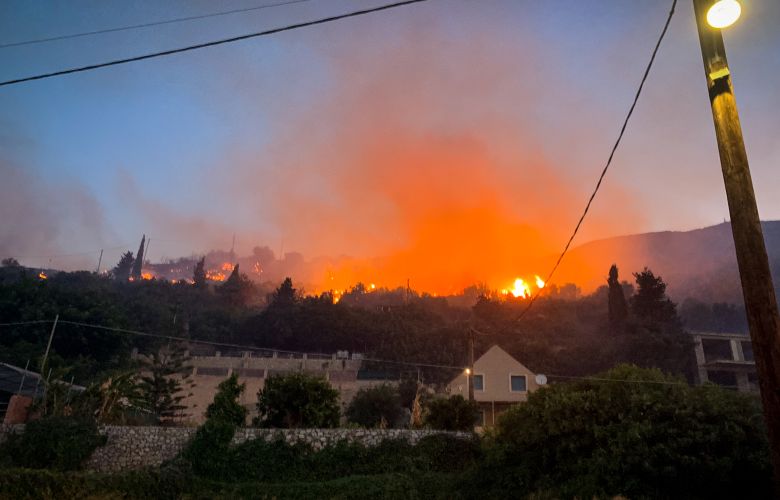 Φωτογραφίες και βίντεο από τη μεγάλη φωτιά στην Κεφαλονιά