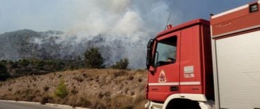 Ξέσπασε φωτιά στον Ασπρόπυργο και επιχειρούν 30 πυροσβέστες