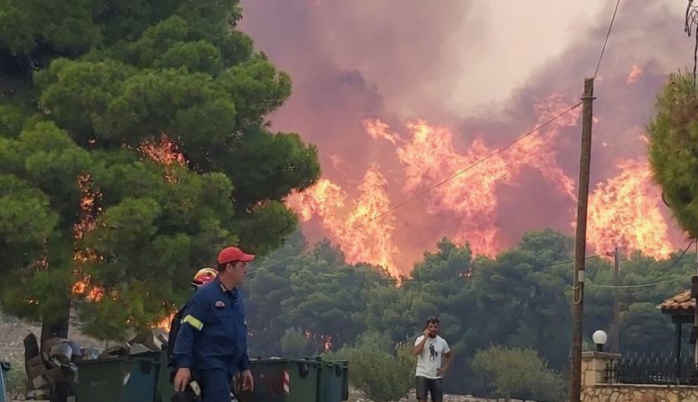 Εφιαλτικές εικόνες από την μεγάλη πυρκαγιά στη Ζάκυνθο