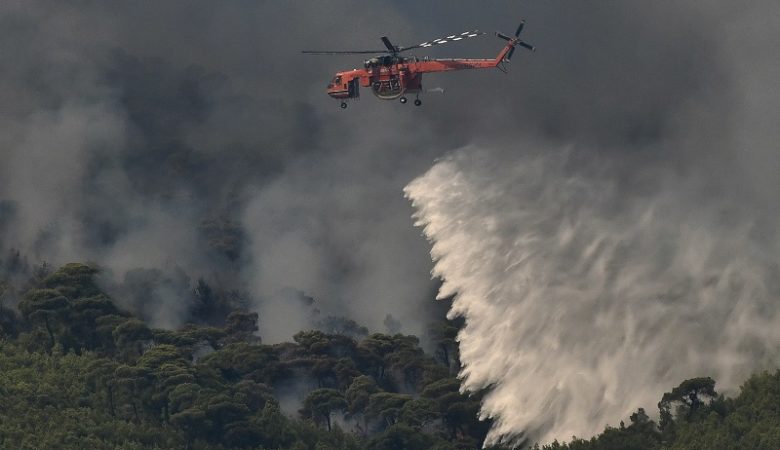 Σε εξέλιξη η μεγάλη φωτιά σε δασική έκταση στο Λουτράκι