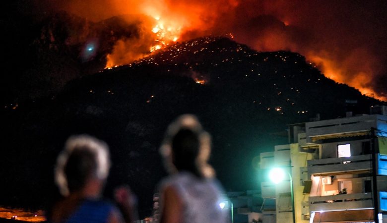 Ολονύχτια μάχη με τις φλόγες στο Λουτράκι